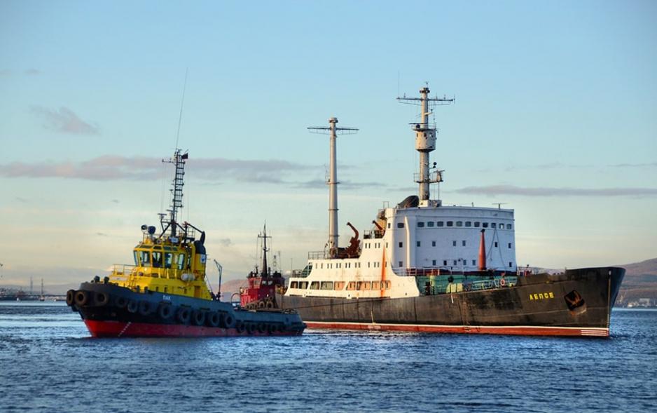 Lepse ble bygd som et tørrlastskip i 1934 og ble omgjort til en flytende vedlikeholdsbase i 1961. frem til 1981 var basen brukt til gjenopplading av reaktorene fra atomdrevne isbrytere. Etter 1981 har Lepse blitt brukt som flytende base for lagring av brukt atomdrivstoff og radioaktivt avfall. I 1988 ble Lepse som base avviklet. (Foto: Bellona) Lepse