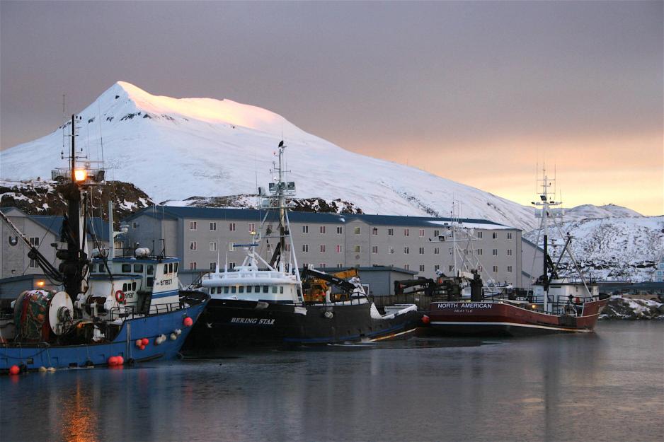 Krabbebåter til kai i Dutch Harbor, som befinner seg på øygruppen Aleutene i Alaska. (Foto: National Institute for Occupational Safety and Health / Wikimedia Commons). Krabbebåter til kai i Dutch Harbor, som befinner seg på øygruppen Aleutene i Alaska. (Foto: National Institute for Occupational Safety and Health / Wikimedia Commons).