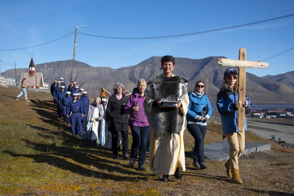 Svalbard Kirke markerte jubileumsgudstenesta ute like ved tomta der den første kyrkja sto. Svalbard Kirke markerte jubileumsgudstenesta ute like ved tomta der den første kyrkja sto.