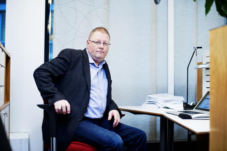 Trond Davidsen er viseadministrerende direktør i bransjeorganisasjonen Sjømat Norge, landsforeningen for fiskeri- og havbruksnæringen. Han sier flere bedrifter nå bruker mye tid på å skaffe transport til å frakte laksen. (Foto: Siv Dolmen / Sjømat Norge).  Trond Davidsen