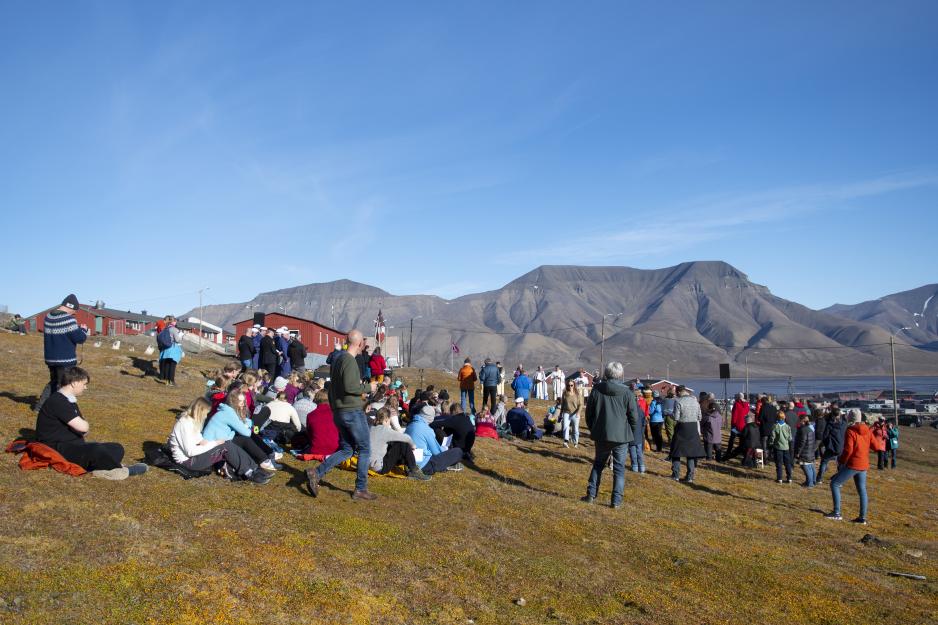 Vor Frelsers Kirke paa Spitsbergen sto der som Formannshuset står i dag, den midterste bygningen bak i biletet.