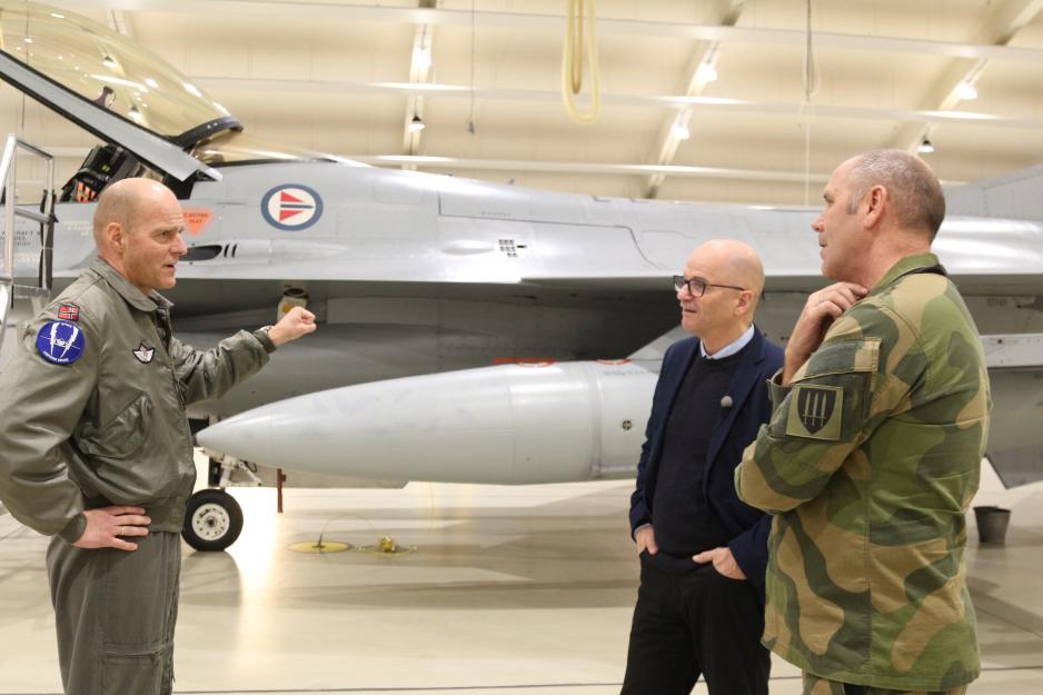 Orientering om F-16 på Bodø hovedflystasjon 