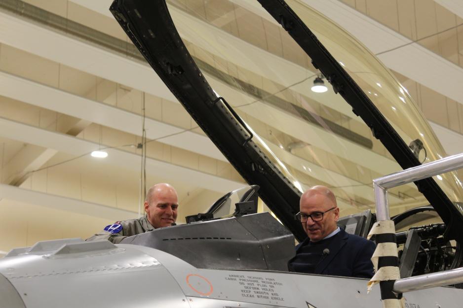 Forsvarsminister Odd Roger Enoksen i F-16 cockpit