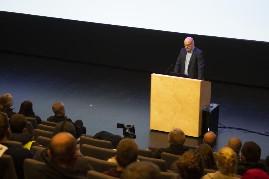 Knut Fossum i Miljødirektoratet under høringsmøtet i Longyearbyen.