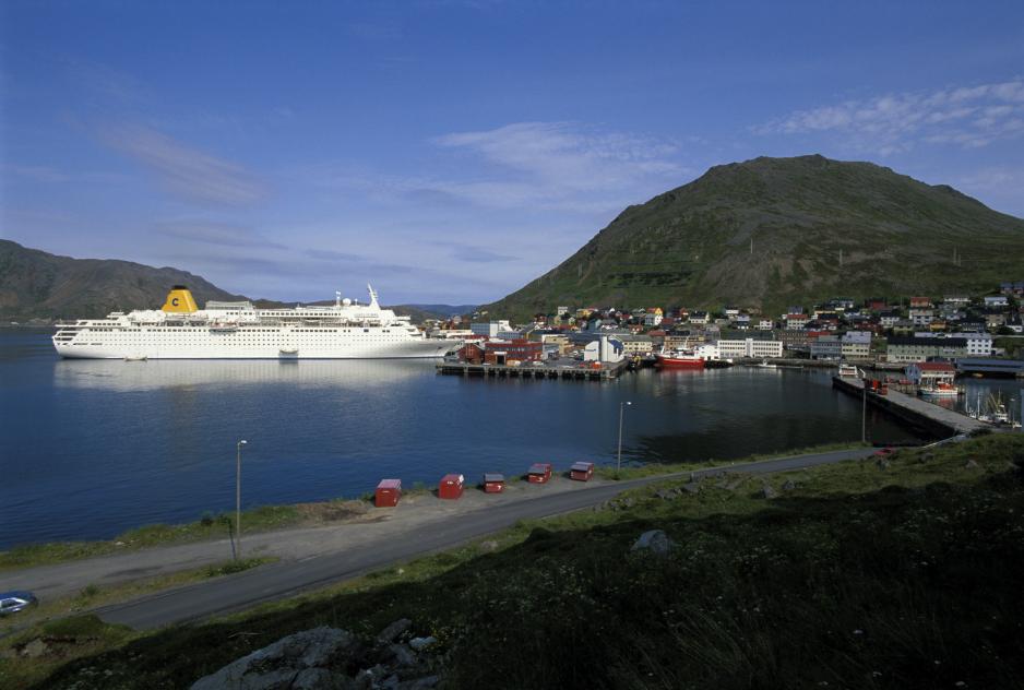 Cruiseskip og Hurtigruten ved kai i Honningsvåg, Nordkapp Cruiseskip og Hurtigruten ved kai i Honningsvåg, Nordkapp
