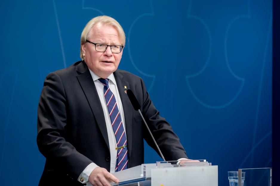 Sveriges forsvarsminister Peter Hultqvist (Sosialdemokraterna) har lagt vekt på at Sverige har en ny sikkerhetspolitisk situasjon å håndtere. Det gjelder blant annet den russiske annekteringen av Krim, russisk oppbygging på Kolahalvøya, øvingsvirksomhet i Nord-Atlanteren og Østersjøen Sveriges forsvarsminister Peter Hultqvist