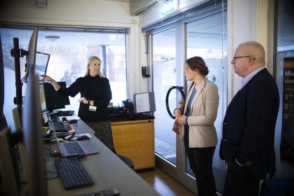 Seniorrådgiver Hege Christin Stenhammer viser systemene på NORDLABs sofistikerte øvingslab. Hege Stenhammer, Ina Nygård Mossin og Morten Høglund på Nordlab.