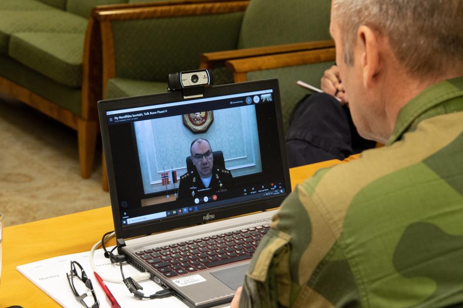 Skype-møte mellom Nordflåtens leder admiral Aleksandr Moisejev og sjefen for Forsvarets operative hovedkvarter, generalløytnant Yngve Odlo Videomøte mellom Odlo ved FOH og Moisejev ved Nordflåten.