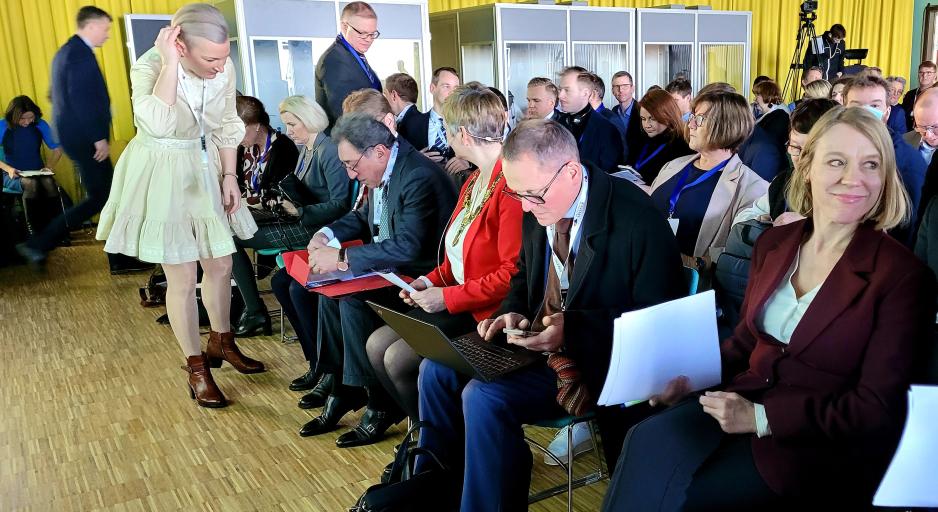 I samme rom. Norges utenriksminister Anniken Huitfeldt og den russiske ambassadør til Norge, Teimuraz Ramishvili. Bak leder for Kirkeneskonferansen, Guro Brandshaug. (Foto: Arne O. Holm) Anniken Huitfeldt og Teimuraz Ramishvili på Kirkeneskonferansen 2022