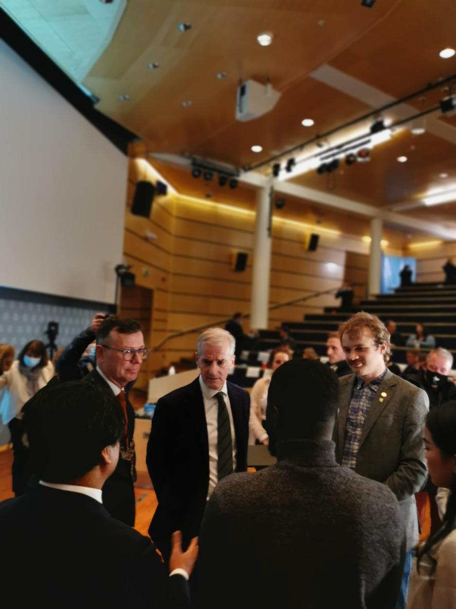 Statsminister Jonas Gahr Støre (Ap) og rektor ved UiT Norges arktiske universitet Dag Rune Olsen i samtaler med studenter