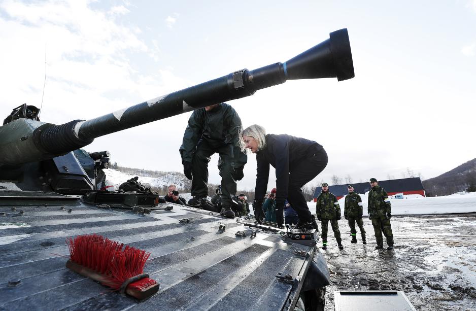 Sveriges statsminister Magdalena Andersson var med på å kjøre stridsvogn under besøket av svenske soldater på Cold Response 2022. (Foto: Torbjørn Kjosvold/Forsvaret). 