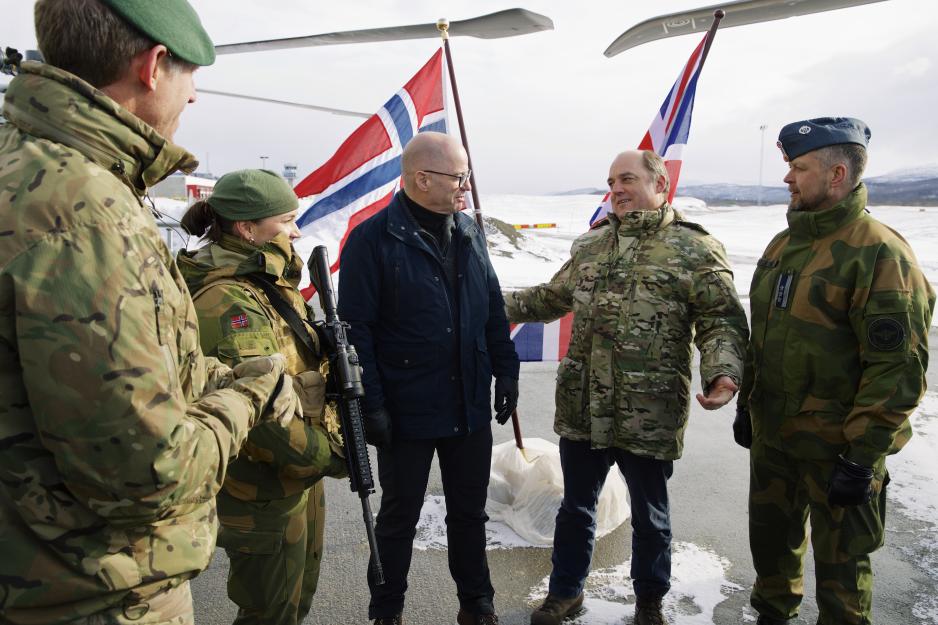 Den britiske forsvarsministeren Ben Wallace og Norges forsvarsminister Odd Roger Enoksen (Sp) besøkte Nato-øvelsen Cold Response i Bardufoss. (Foto: Forsvaret) Ben Wallace og Odd Roger Enoksen CR22.