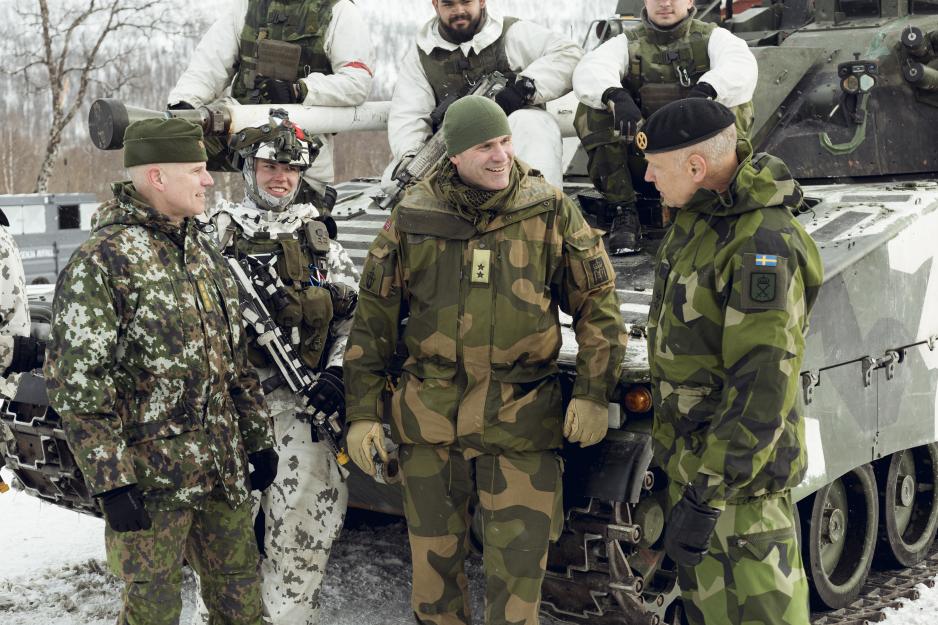 Hærsjefene i Finland, Norge og Sverige – Pasi Välimäki, Lars Sivert Lervik og Karl L. E. Engelbrektson – møttes i dag på Bardufoss i Nord-Norge i forbindelse med militærøvelsen Cold Response 2022. (Foto: Didrik Arnesen/Forsvaret).