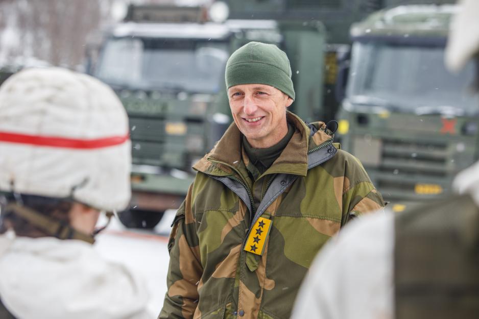Norges forsvarssjef Eirik Kristoffersen i prat med soldater i den svensk-finske brigaden under forsvarssjefsbesøket. (Foto: Runar Røssevold/Forsvaret).