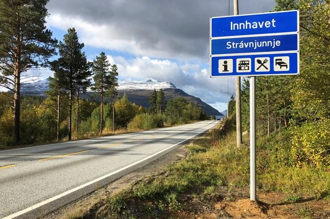 Strávnjunnje: Samisk skilting på Innhavet, Hamarøy. (Foto: Statens vegvesen) Samisk skilt Innhavet, Hamarøy.