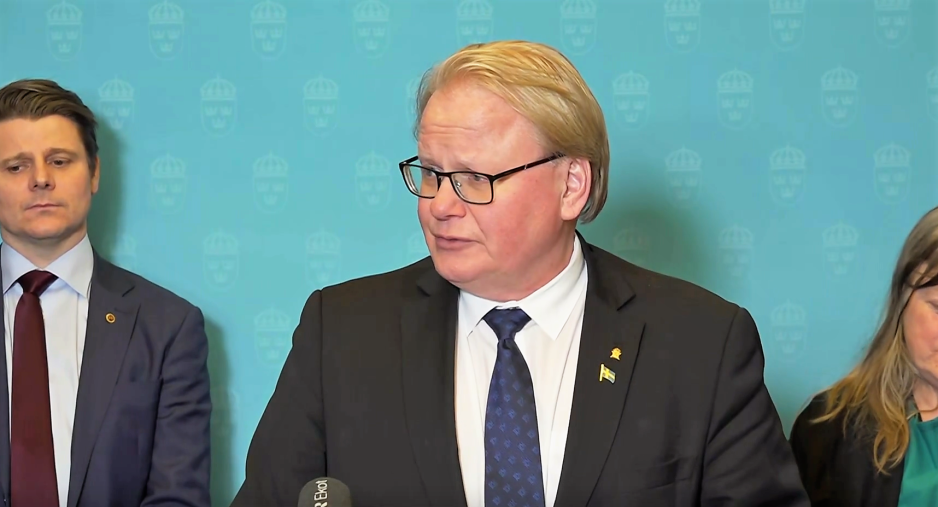 Den svenske Forsvarskomiteen holdt pressekonferanse onsdag kveld, hvor Sveriges forsvarsminister Peter Hultquist delte nyheten om økte bevilgninger til forsvaret som følge av Russlands invasjon av Ukraina. Skjermdump pressekonferanse Peter Hultquist.