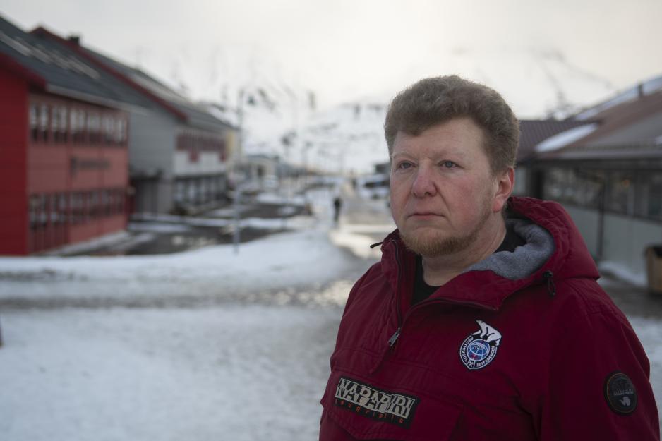 Timofey Rogozhin bur no i Longyearbyen. 16 timar i døgnet jobbar han med ein eigen informasjonskampanje om krigen i Ukraina. (Foto: Line Nagell Ylvisåker) Timofey Rogozhin bur no i Longyearbyen