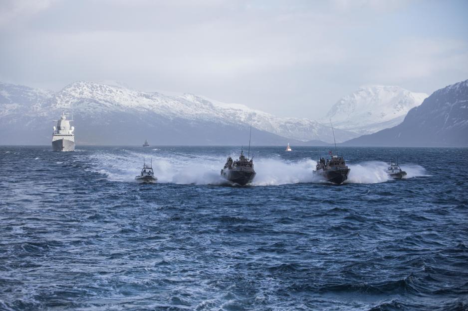 Fregatter, ubåter, korvetter og Kystvakten skal seile mer i nordområdene, skriver regjeringen i stortingsmeldingen om status og tiltak i forsvarssektoren. Bilde fra øvelsen Cold Response 2022. (Foto: Thorbjørn Kjosvold/Forsvaret). Fregatter, ubåter, korvetter og Kystvakten skal seile mer i nordområdene, skriver regjeringen i stortingsmeldingen om status og tiltak i forsvarssektoren. Bilde fra øvelsen Cold Response 2022. (Foto: Thorbjørn Kjosvold/Forsvaret).