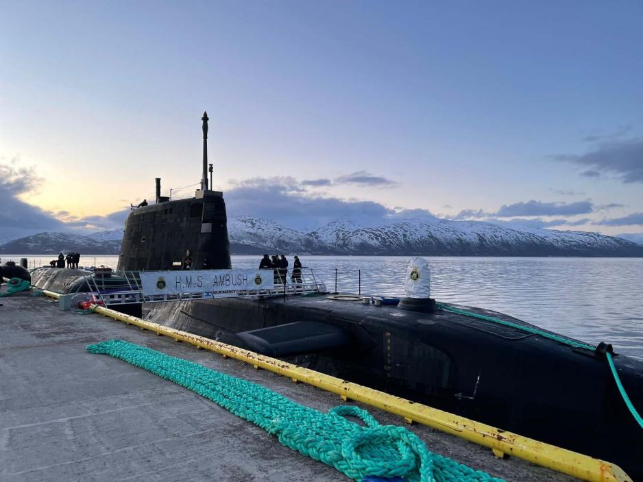 Den britiske ubåten HMS Ambush til kai ved Grøtsund havn utenfor Tromsø. (Foto: Royal Navy). Den britiske ubåten HMS Ambush til kai ved Grøtsund havn utenfor Tromsø. (Foto: Royal Navy).
