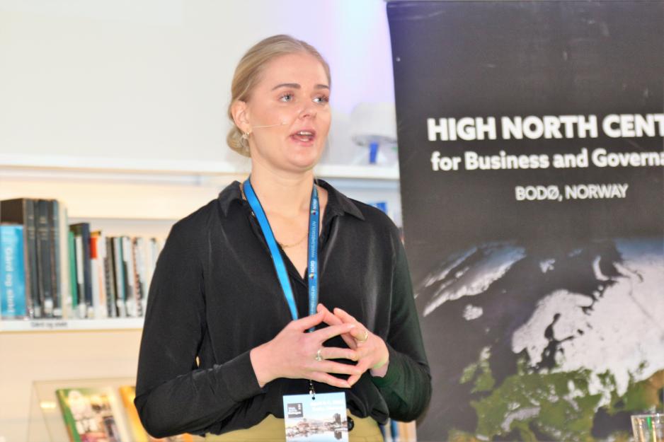 Student ved Handelshøgskolen Nord universitet, Maja Wolland Blomberg under en debatt om demografi på High North Dialogue 2022.