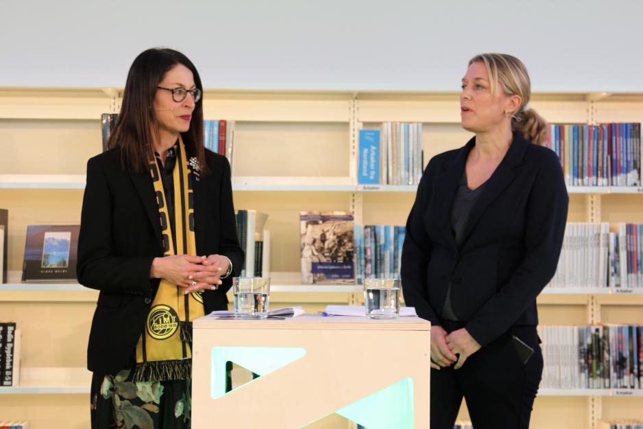 Sharon Hudson-Dean, Chargé d’Affaires, USAs ambassade i Norge og Birgitte E. B. Hygen, avdelingsdirektør Seksjon for nordområdene, polarsaker og ressurser. High North Dialogue 2022.