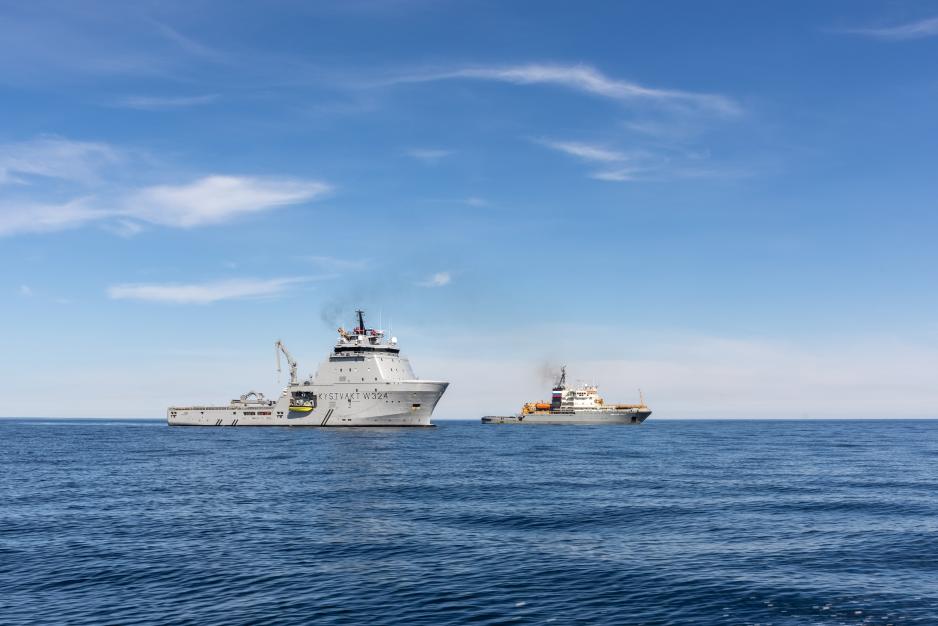 Det norske kystvaktskipet KV Jarl og den russiske slepebåten Nikolaj Chiker under fjorårets Øvelse Barents. (Foto: Onar Digernes Aase/Forsvaret)