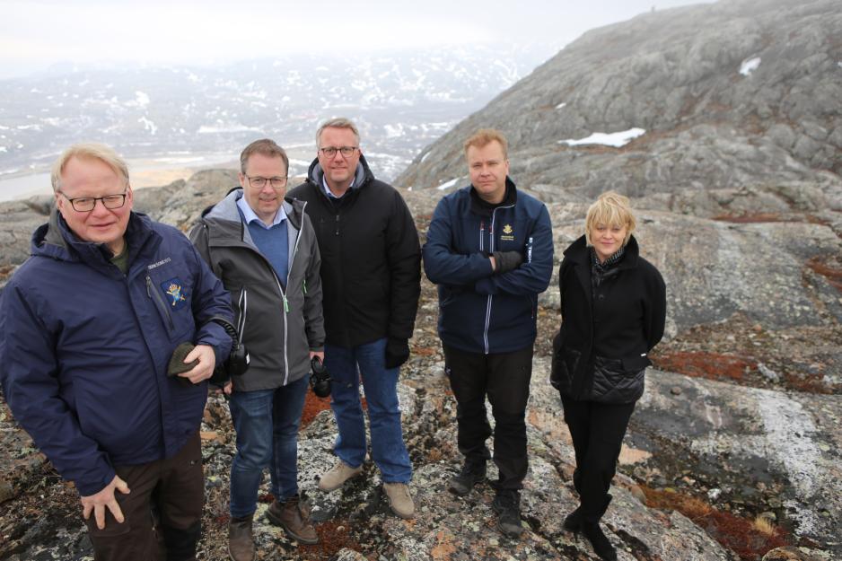 Nordisk forsvarssamarbeid skal styrkes ytterligere, melder de nordiske forsvarsministrene i en ny felles uttalelse. Her fra forrige nordiske forsvarsministermøte i Finnmark 11. mai. F.v. Forsvarsministrene Peter Hultqvist (Sverige), Bjørn Arild Gram (Norge), Morten Bødskov (Danmark), Antti Kaikkonen (Finland) og Islands statssekretær Marie Kallestad Lamo. (Foto: Asgeir Spange Brekke/Forsvarsdepartementet)