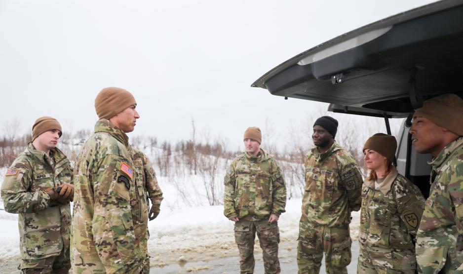 Major General Brian Eifler talking with soldiers from US Army Alaska in Norway Major General Brian Eifler talking with soldiers from US Army Alaska in Norway