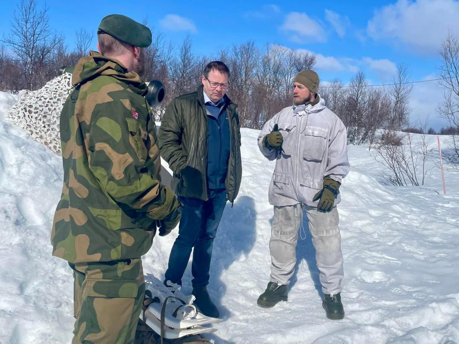 Bjørn Arild Gram (Sp) sitt første besøk som forsvarsminister gikk til Garnisonen i Sør-Varanger 27. april. (Foto: Forsvaret) Bjørn Arild Gram (Sp) sitt første besøk som forsvarsminister gikk til Garnisonen i Sør-Varanger 27. april. (Foto: Forsvaret)