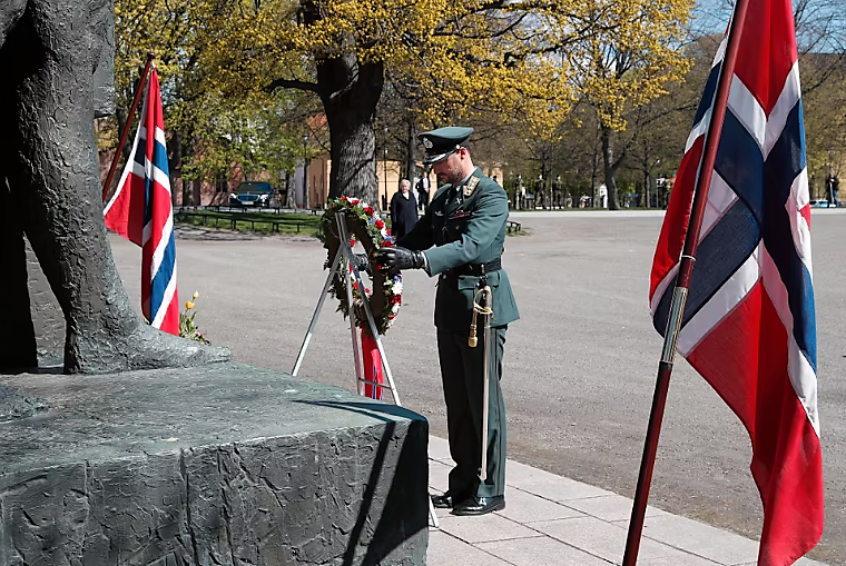 Kronprins Haakon legger ned en krans på Nasjonalmonumentet på Akershus festning på frigjørings- og veterandagen 8. mai 2021 Kronprins Haakon legger ned en krans på Nasjonalmonumentet på Akershus festning på frigjørings- og veterandagen 8. mai 2021
