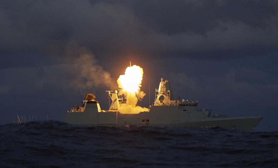Her fyres missilet av fra den danske fregatten Niels Juel utenfor kysten av Andøya. (Foto: Det danske forsvaret)