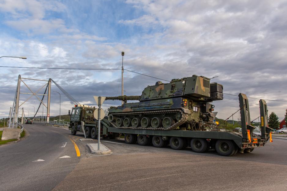 K9 Thunder artilleri ble tidligere denne uken fraktet fra Setermoen til Porsangmoen for skarpskytingsøvelsen, her over Alta bro. (Foto: Christina Gjertsen/Forsvaret).