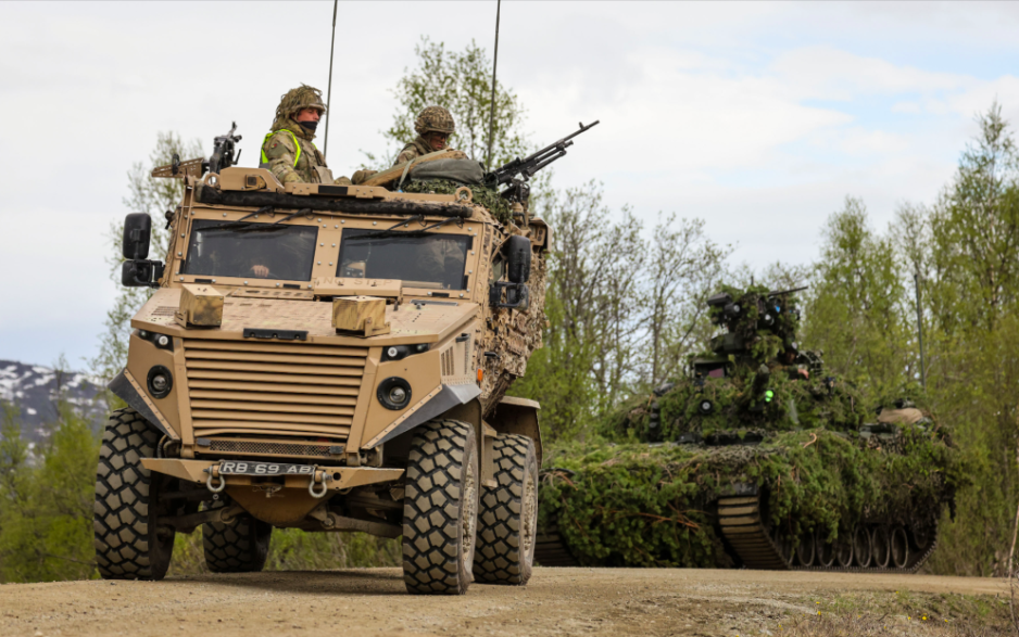 Nylig ble første del av skarpskytingsøvelsen Thunderbolt gjennomført i Indre Troms, og nå fortsetter øvingsaktiviteten i Finnmark. Her kjører et britisk militært kjøretøy, Foxhound, foran en norsk kampvogn av typen CV90 under treningen på Setermoen. (Foto: Joel Rouse/Storbritannias forsvarsdepartement)
