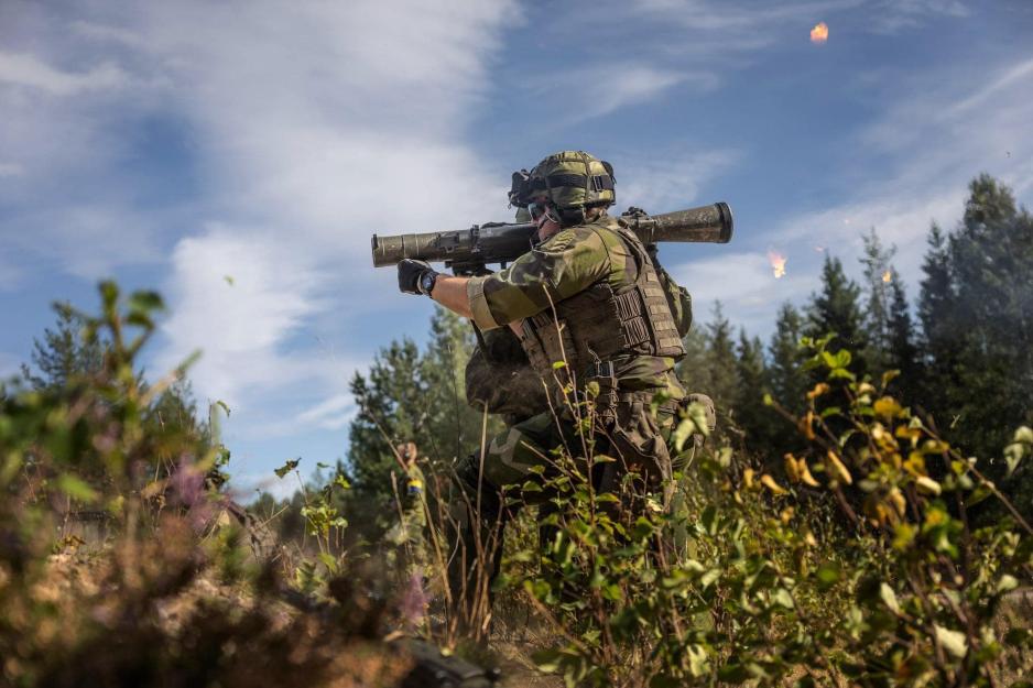 Hundretalls svenske hærsoldater har forflyttet seg til Nord-Sverige og øver nå blant annet på skarpskyting. (Foto: Bezav Mahmod/Försvarsmakten)