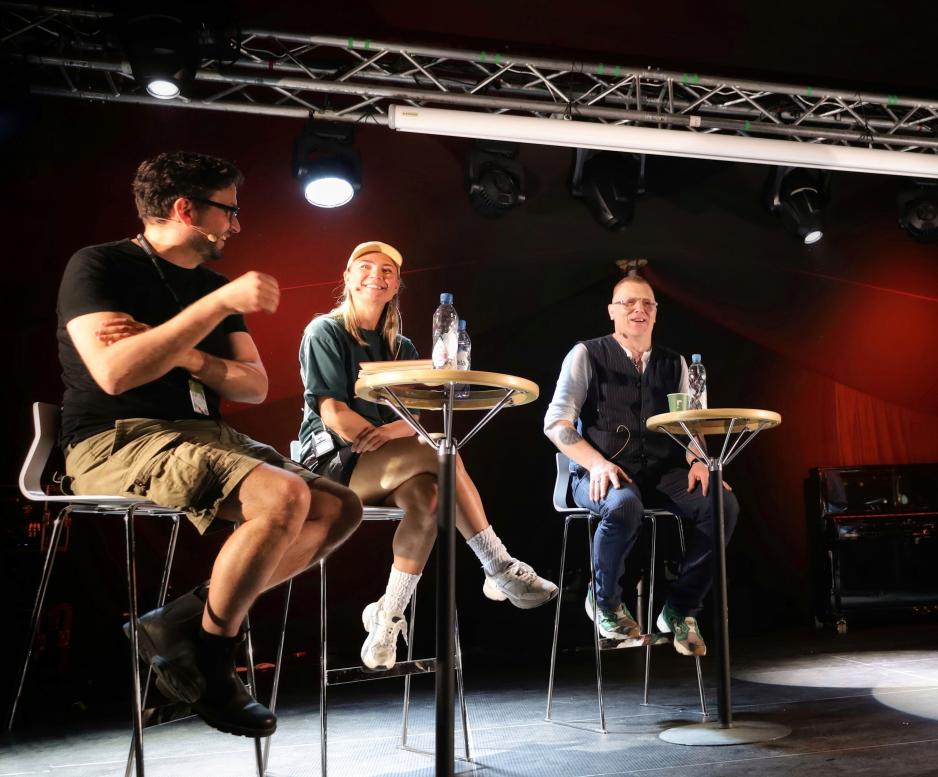 Jón Gnarr (t.h.) i lattermild High Noon-debatt om politikk og satire med teatersjef Egill Pállson ved Hålogaland Teater og illustratør Kine Yvonne Kjær under Festspillene i Nord-Norge, Harstad. (Foto: Astri Edvardsen)