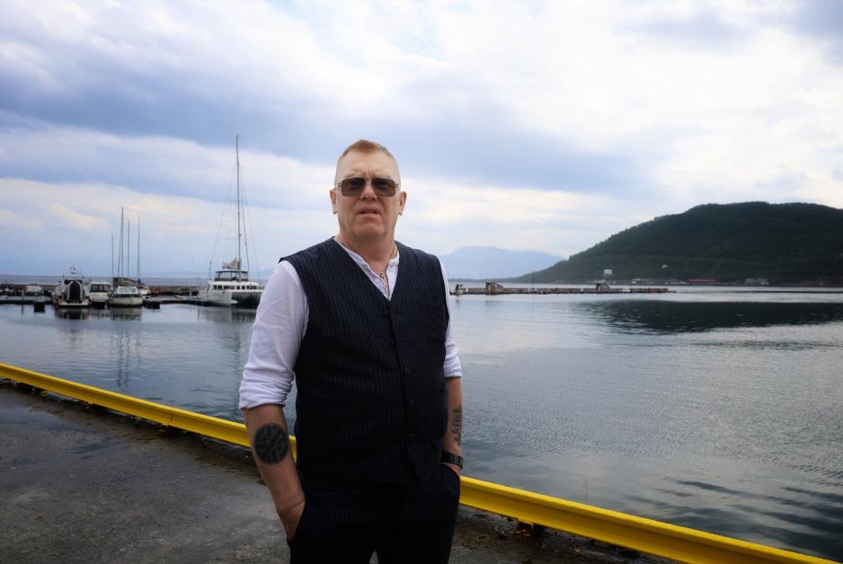 Jón Gnarr kan sette opp en alvorlig mine, men spøken og latteren er stadig rundt hjørnet. – Står man overfor en komplisert problemstilling, kan det ofte være nyttig å se på den i et humoristisk perspektiv, påpeker islendingen som blant annet er komiker og tidligere politiker. (Foto: Astri Edvardsen)