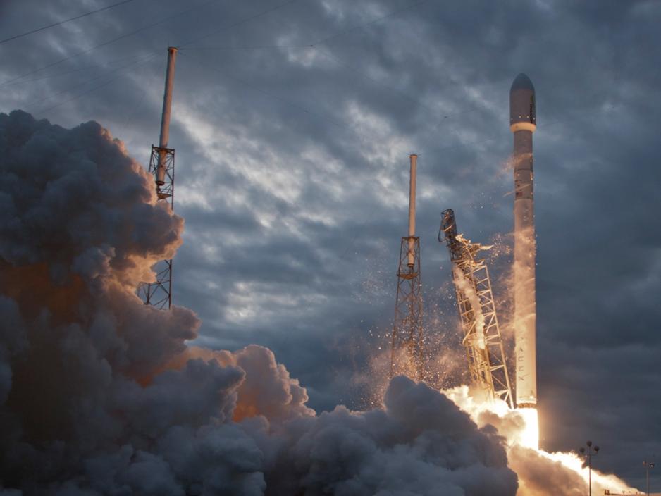 De arktiske satellittene vil skytes opp med Falcon 9 – verdens største bærerakett som kan gjenbrukes. Når den har plassert dem i riktig overføringsbane, vil de bruke rundt ti dager på å komme seg til den høyelliptiske omløpsbanen. (Foto: SpaceX)
