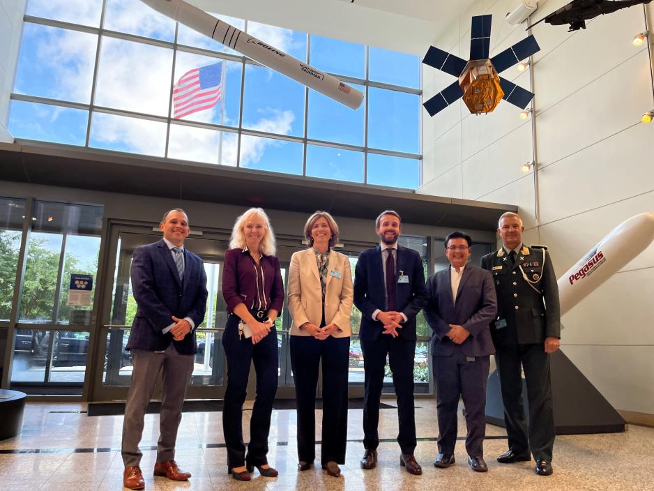 Tidligere i september besøkte næringsminister Jan Christian Vestre (Ap) satellittleverandøren Northrop Grumman i USA for en orientering rundt byggingsarbeidet. Her sammen med Norges ambassadør til USA, Anniken Krutnes, forsvarsattaché Odd-Harald Hagen, Oddveig Tretterud fra Space Norway og to representanter fra Northrop Grumman. (Foto: NFD)
