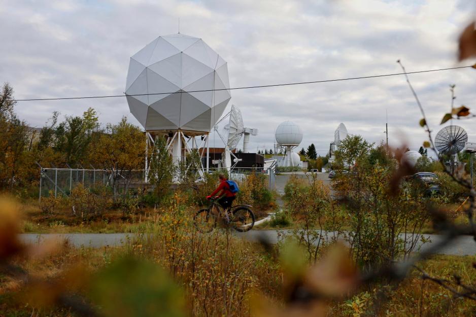 På KSATs base like ved lysløypa på toppen av Tromsøya er det bygd bakkeantenner som skal kommunisere med bredbåndssatellittene. Her ligger også kontrollsenteret der ansatte i HEOSAT og KSAT skal operere satellittene i fellesskap. (Foto: High North News)