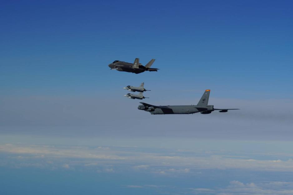 Forrige måned samvirket amerikanske B-52, svenske JAS Gripen og norske F-35 blant annet vest for Andøya i Nordland. (Foto: Forsvaret).