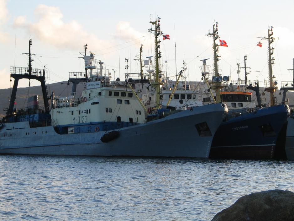 Russiske trålere til kai i Kirkenes, Øst-Finnmark. Russiske fiskefartøy skal framover fortsatt kunne anløpe havner i denne grensebyen, samt i Båtsfjord på nordsiden av Varangerhalvøya og i den nordnorske storbyen Tromsø. (Foto: Jechstra) Russiske trålere i Kirkenes