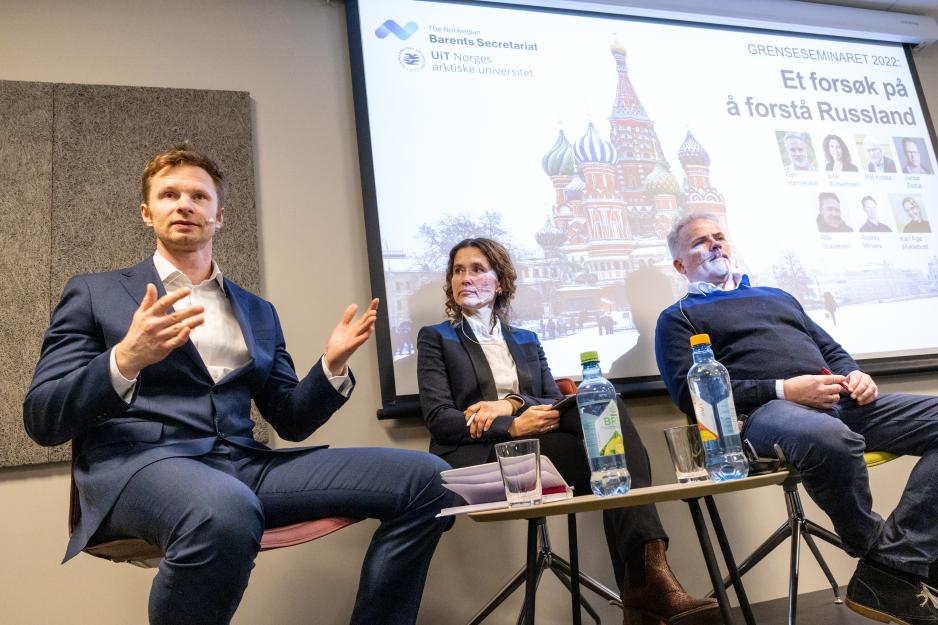Julie Wilhelmsen, seniorforsker ved NUPI, på Grenseseminaret sammen med forskerkollegene Andrey Mineev (t.v.) og Geir Hønneland ved henholdsvis Nordområdesenteret på Nord universitet og Fridtjof Nansens institutt. (Foto: Ole-Tommy Pedersen/Barentssekretariatet)