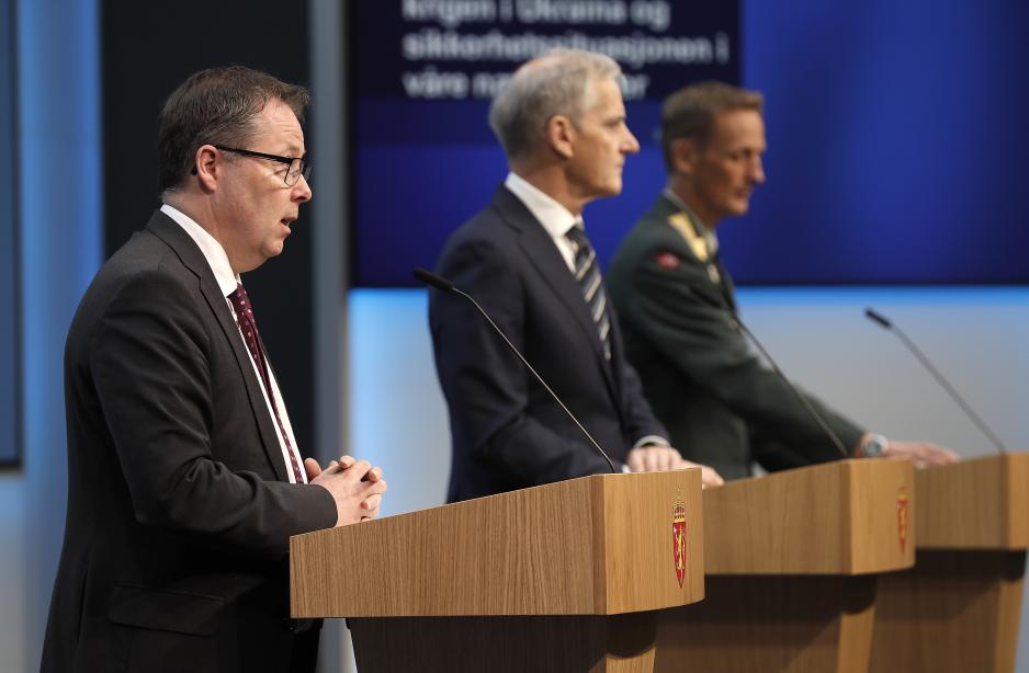 Fra venstre: Forsvarsminister Bjørn Arild Gram, Statsminister Jonas Gahr Støre og Forsvarssjef General Eirik Kristoffersen Fra venstre: Forsvarsminister Bjørn Arild Gram, Statsminister Jonas Gahr Støre og Forsvarssjef General Eirik Kristoffersen