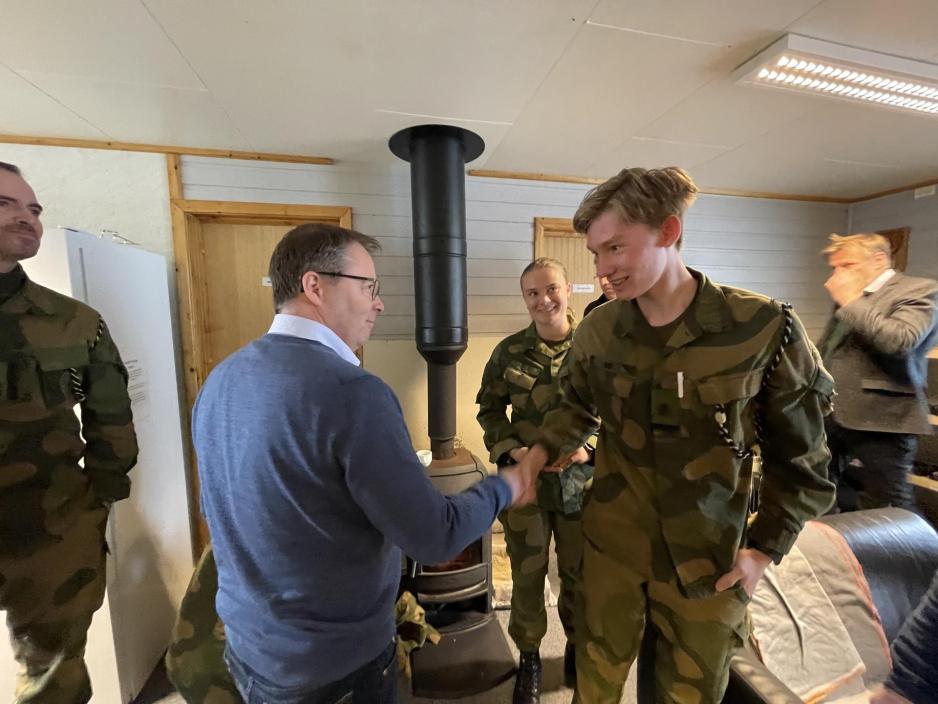 Bjørn Arild Gram besøker Garnisonen i Sør-Varanger på grensa til Russland i mai. (Foto: Asgeir Spange Brekke/Forsvarsdepartementet). Bjørn Arild Gram besøker Garnisonen i Sør-Varanger
