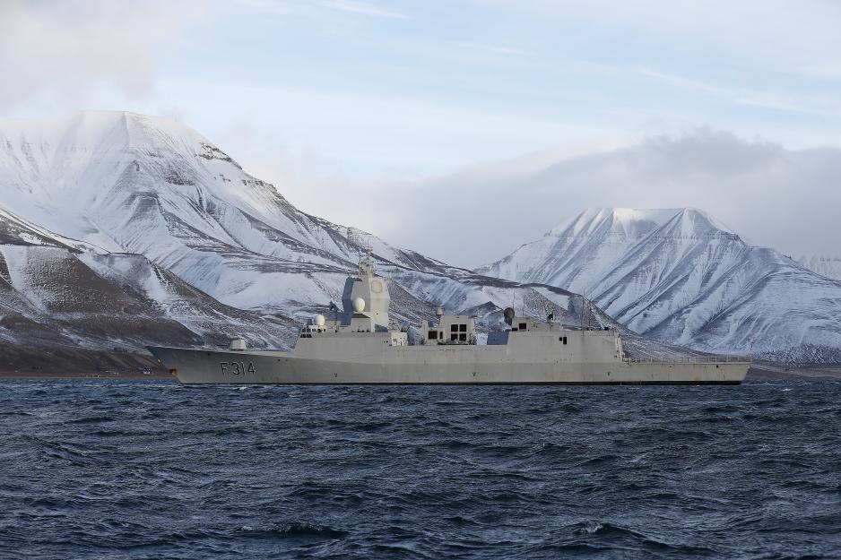 KNM Thor Heyerdahl på Svalbard-tokt i slutten av september. Sjøforsvaret sender hvert år en fregatt dit for å hevde Norges rett til å utøve myndighet over øygruppen etter Svalbard-traktaten. (Foto: Forsvaret)