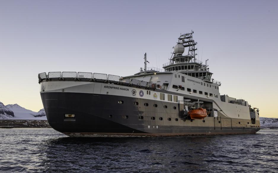 Isbryteren RV Kronprins Haakon dro fra Longyearbyen på det første GoNorth-toktet 15. oktober. (Foto: Polarinstituttet) Isbryteren RV Kronprins Haakon