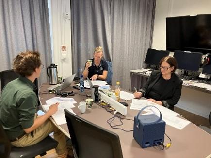 Marielle Bakklund ved Hoveredningssentralen og Oscar Mork og Inger Margrethe Eikelmann ved Direktoratet for strålevern og atomsikkerhet. (Foto: Nordlab)