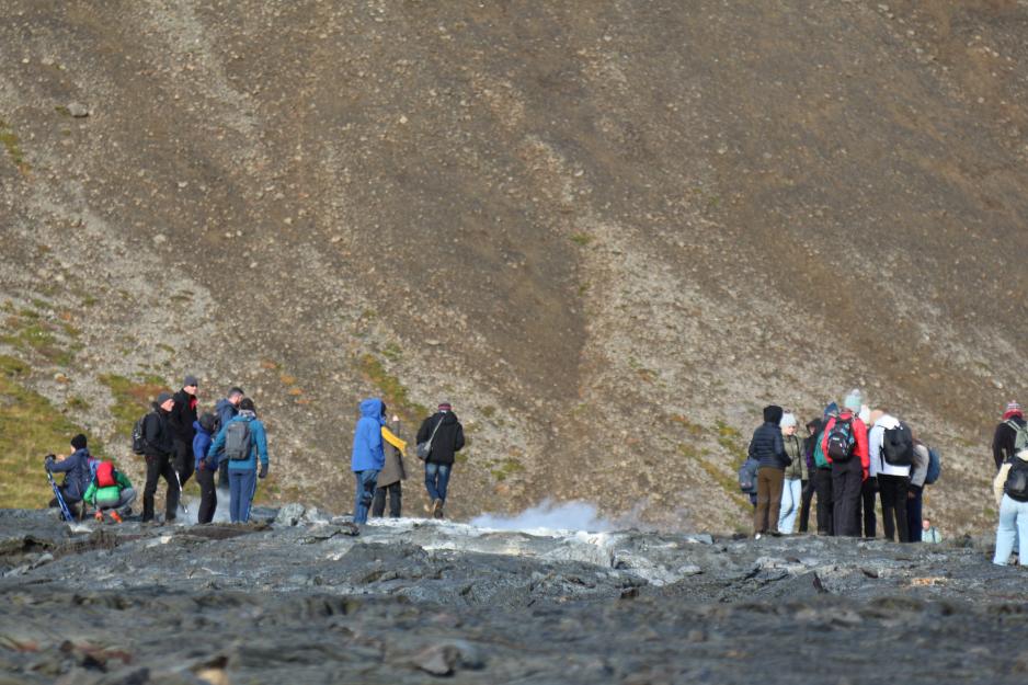 Turister på usikker lava, Island.