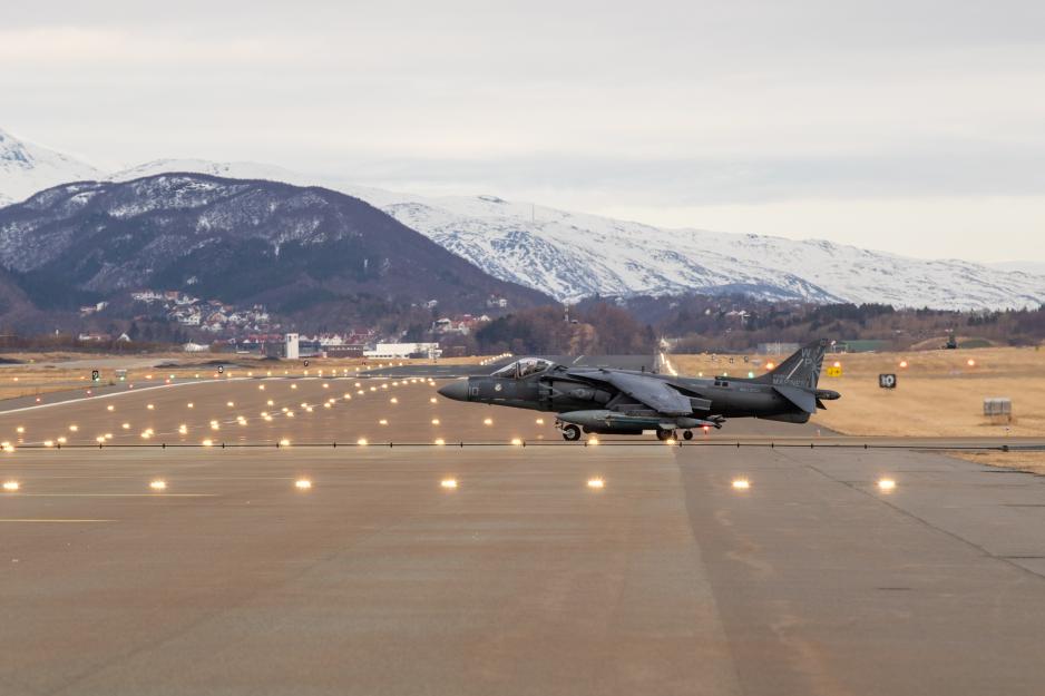Et amerikansk angrepsfly av typen AV-8B Harrier på vei til å ta av fra Bodø flystasjon under militærøvelsen Cold Response 2022. På denne deltok 27 allierte og partnerland. (Foto: Emilie Johannessen Elde/Forsvaret)
