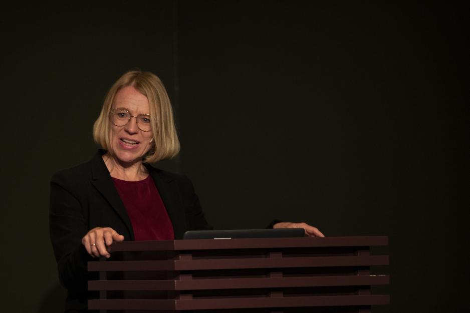 – Når man ser på alt som har skjedd siden 24. februar, synes det som mye, mye lenger siden, påpeker utenriksminister Anniken Huitfeldt innledningsvis på Russlandskonferansen 2022. (Foto: Therese Leine/NUPI) Utenriksminister Anniken Huitfeldt på Russlandskonferansen 2022